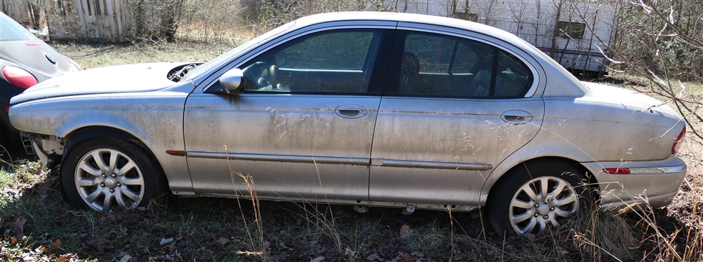 2003 Jaguar Sedan - Front End Damage 