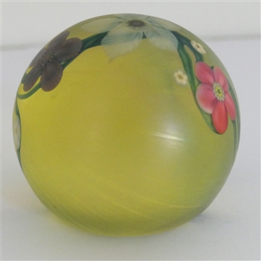 Orient & Flume Beautiful Art Glass Paperweight with Flowers - Marked 0479yBOF06G  - Paperweight Measures 3 Tall 