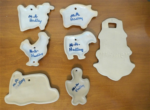 7 - MA Hadley Hand painted Pottery Barn Yard Plaques including Farm House, Barn, Rooster, Cow, Sheep, Pig, Duck  - House Measures 7 By 4 
