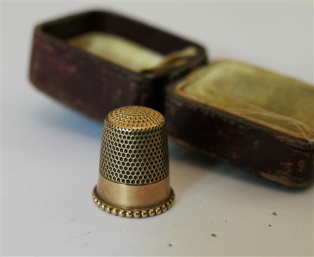 Tested 10kt Gold Thimble - Size 7 -Engraved SC - Inside Marked mode - With Fitted Case 