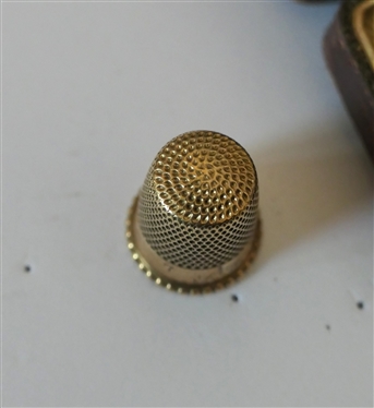Tested 10kt Gold Thimble - Size 7 -Engraved SC - Inside Marked mode - With Fitted Case 