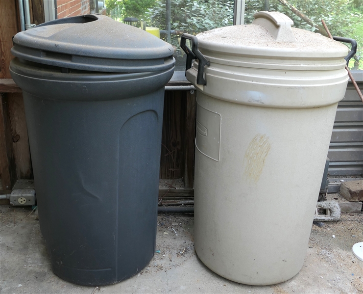 2 Rubbermaid Plastic Trash Cans with Lids