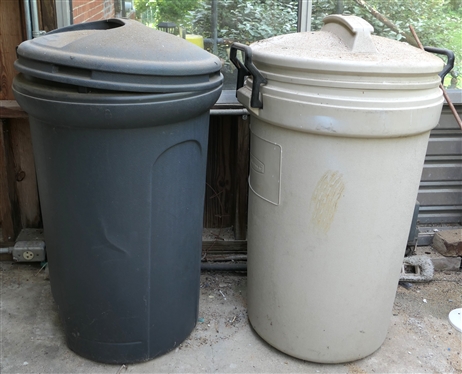 2 Rubbermaid Plastic Trash Cans with Lids