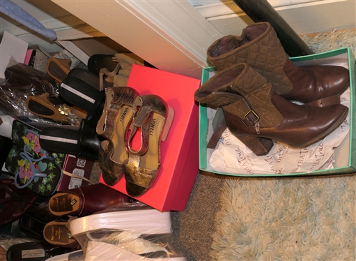 Choice of Shoes - Sizes 6 and 6 1/2 - Brands Include Vaneli, Unlisted, Island, Amanda, Easy Spirit, Clogs, Unisa, Ross Hommerson, Etienne Aigner, Sandals, Etc. 