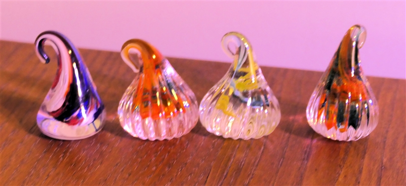 4 - Art Glass Tear Drop Kiss Figures - 1 with Original Label - Moundsville, WV, and 2 Others without Labels - Ribbed Measure 2" Tall 