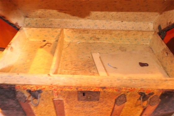 Round Top Trunk with Tray 