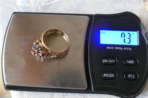 Beautiful 10kt Yellow Gold Sapphire and Diamond Ring - Flower Design - Marked EL 10K - Size 8 - 7.3 Grams 