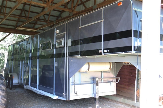 1979 Gore 4 Horse Head to Head Horse Trailer - Gooseneck with Tack and Changing Area, Custom Drop Down Back Tailgate Table - Ramps on Each Side - One Walk Through Door - ONE OWNER - Kept Under...