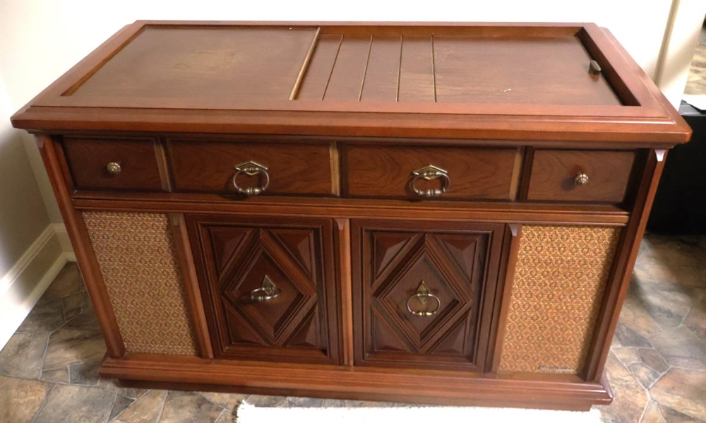 Mid Century Magnavox Console Stereo with Record Player and AM / FM Radio - Working 