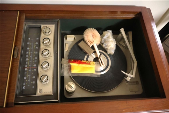 Mid Century Magnavox Console Stereo with Record Player and AM / FM Radio - Working 