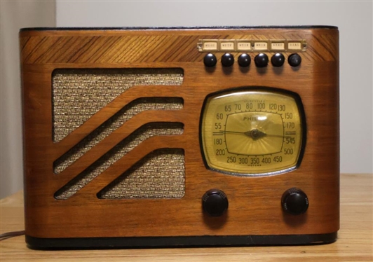 Late 1930's / Early 40's  Philco Tube Radio in Attractive Wood Case - Works 